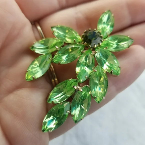Relisted Vintage uranium glass rhinestone brooch green sparkly depression UV pin - Picture 11 of 14